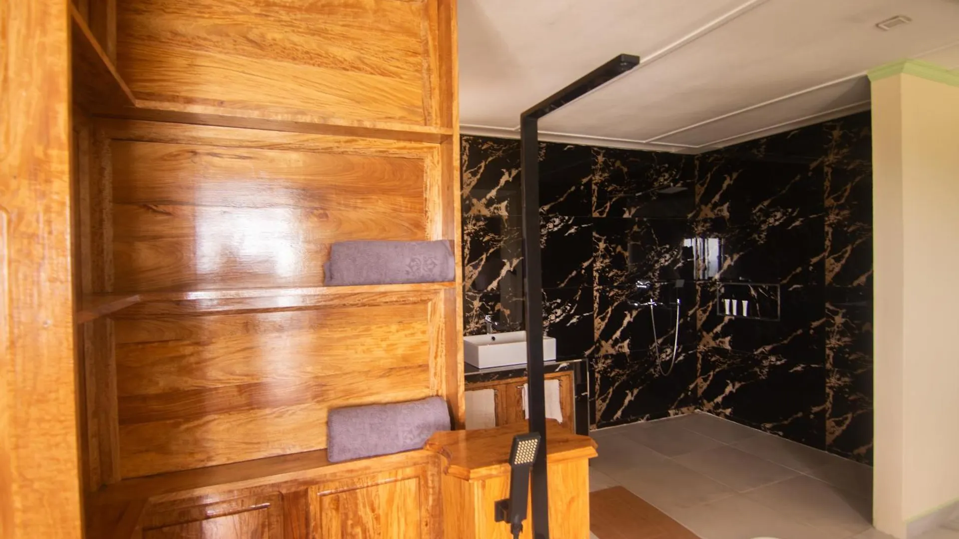 Azamat Self-Catering Apartment Pointe La Rue